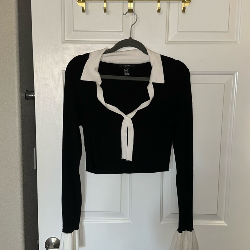 Long sleeve collar black and white top